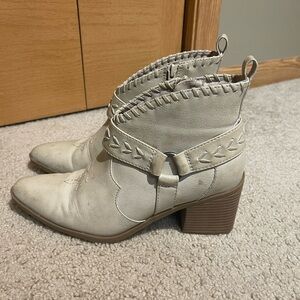 FRYE AND CO. Cream Ankle Booties